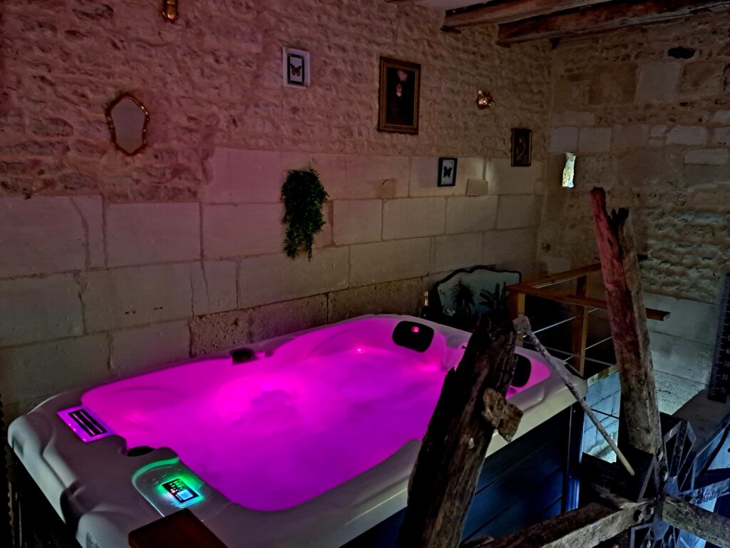 spa jacuzzi - logis du meunier - moulin étourneau à Champagnac ©Hais F.