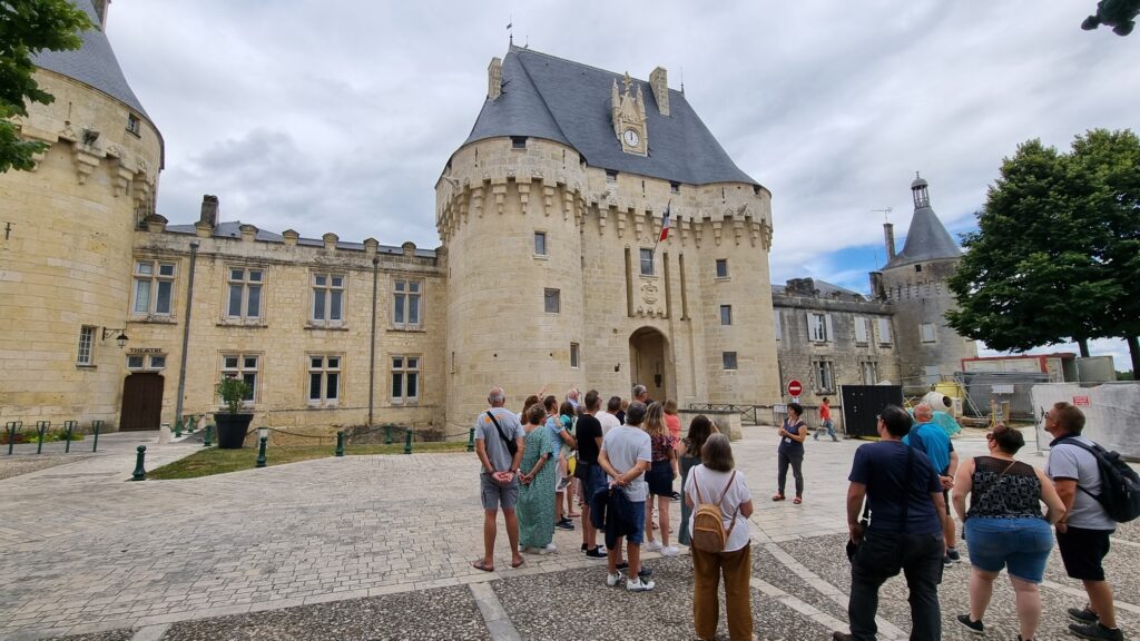 visite commentée du château de Jonzac aprés rénovation du châtelet